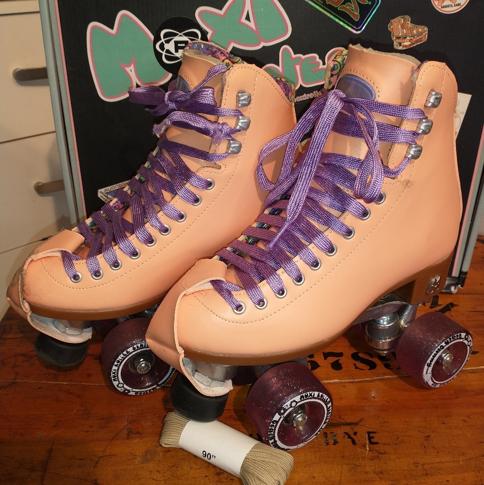 MOXI Beach Bunny Skates sz5 🛼